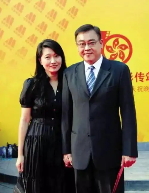 荒唐的尔冬升初恋是周润发前妻重伤张曼玉58岁出轨老来得女