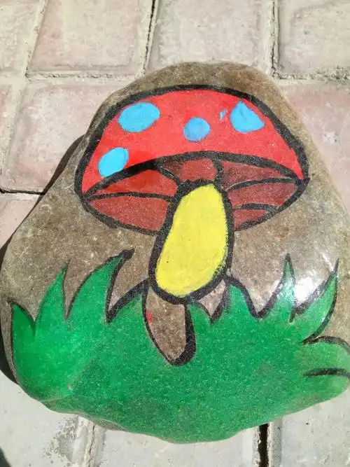 我是一颗小小的石头----红崖子沟乡担水路幼儿园教师石头画