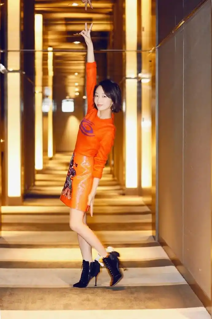 周冬雨出席活动图片:黄色露腰高开叉礼服性感迷人