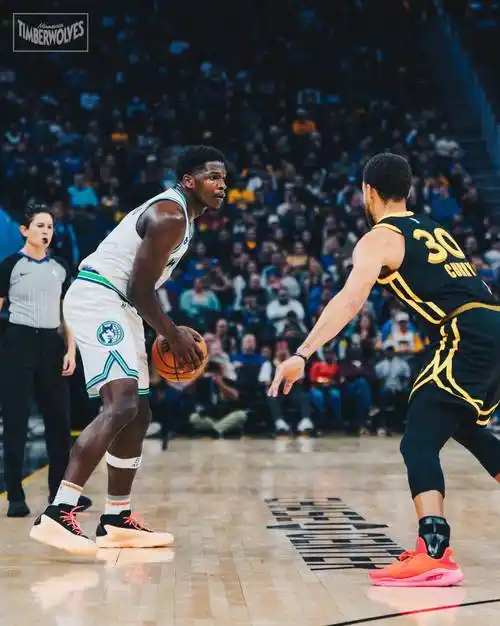 72秒三连击锁胜局:爱德华兹末节13分对轰库里 隔扣沙里奇霸气十足