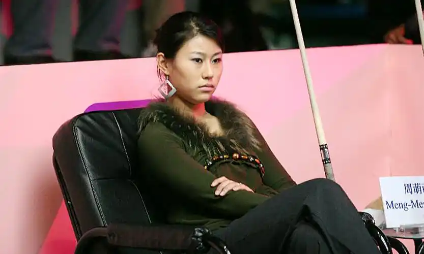 2000年,13岁的周萌萌在妈妈的陪伴下参加专业桌球资格赛,这是她在青岛