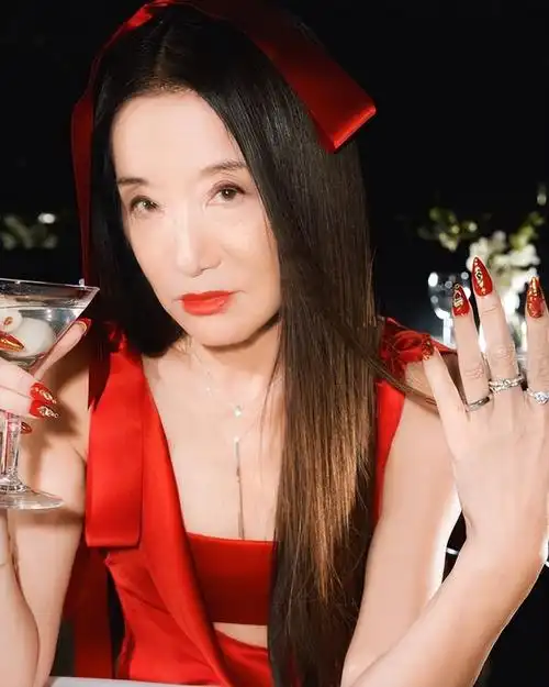 73岁王薇薇出席晚宴穿30公分恨天高!扶着墙怕摔?又嫩得像小姑娘-蘑菇