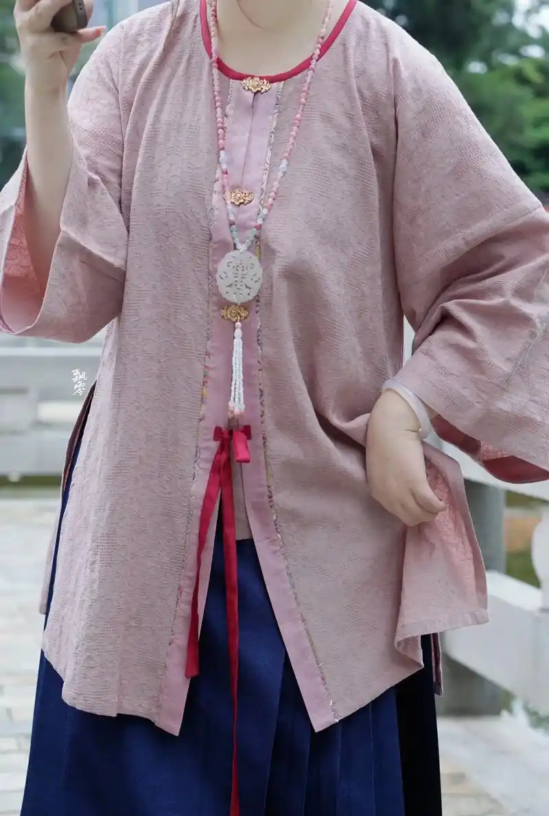 明制的松弛感,棉麻的圆领真的很适合夏天!#汉服 #国风合伙人 - 抖音