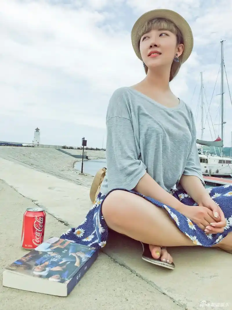 组图:菅纫姿碎花短裙露美腿 清新大片露文艺气质