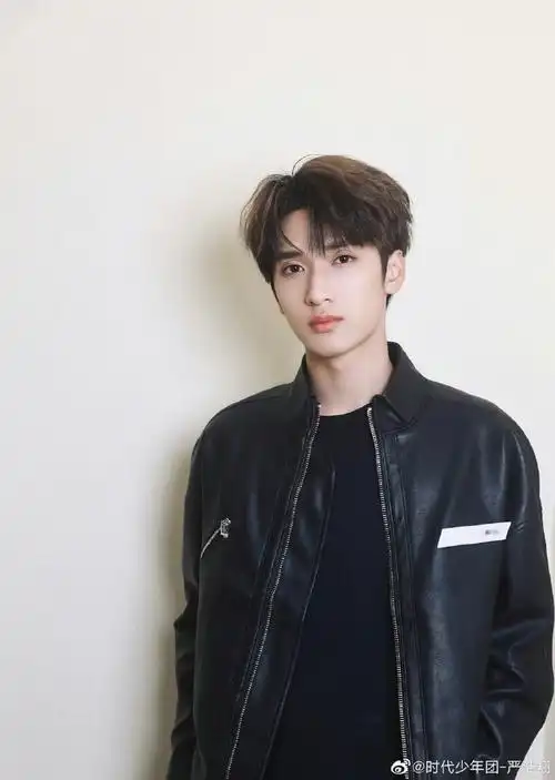 严浩翔库存发色#严浩翔库存发色照片掉落～咱就是说一身all blak