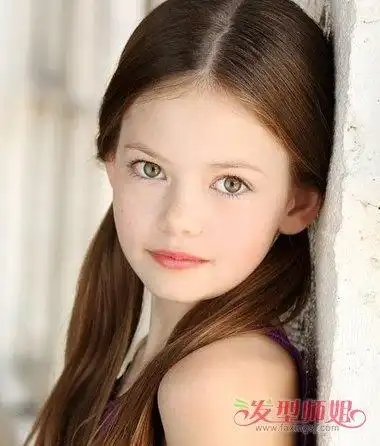 长发女孩中分双马尾辫发型如果你的女儿的长发足够顺直服帖的话,那么