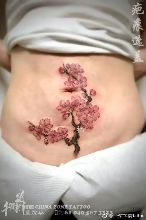 腹部彩色写实骷髅牡丹纹身图案