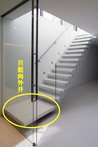 楼梯口装推拉门多花5000块也值,开合不占地,楼上楼下分2家__财经头条