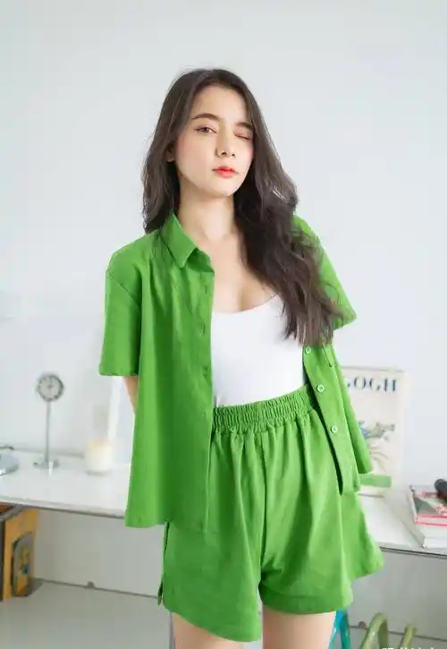 穿绿色套装的小姐姐,绝美的颜值,青春的气息,清新靓丽又养眼