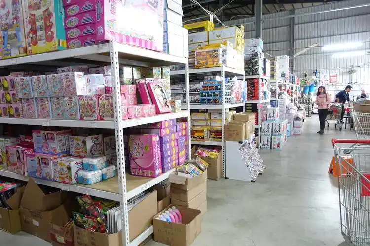 台南永康百货玩具大批发工厂 琳琅满目大厂房 秒懂看批价条码让你走不
