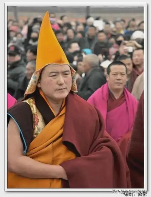 拉卜楞寺院活佛在晒佛现场祈福.