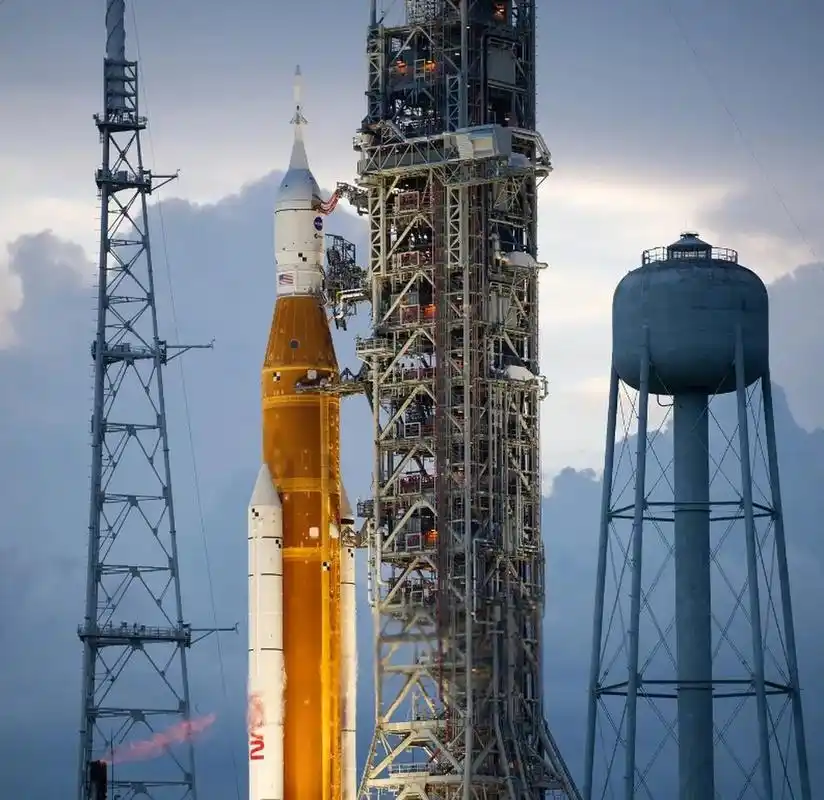 首先,sls运载火箭是nasa(国家航空航天局)与其合作伙伴共同研制的,而