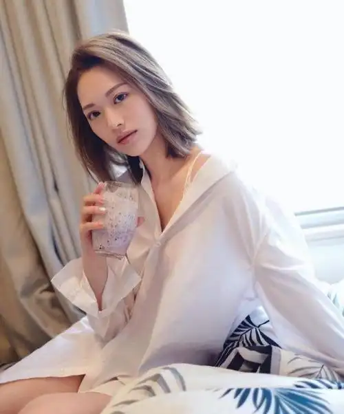 港姐冯盈盈晒大尺度床照,喊话好朋友:我在床上等你!