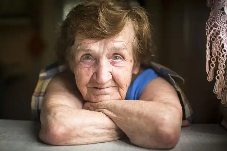 趴在桌子看前方的老奶奶图片素材下载(图片id:506563)_-老年人物-图片