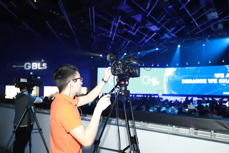 牛领直播进行时:2018全球无眠区块链领袖峰会gbls