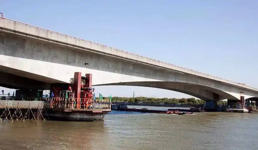 大跨径预应力混凝土连续箱梁桥腹板斜裂缝的成因分析与预防