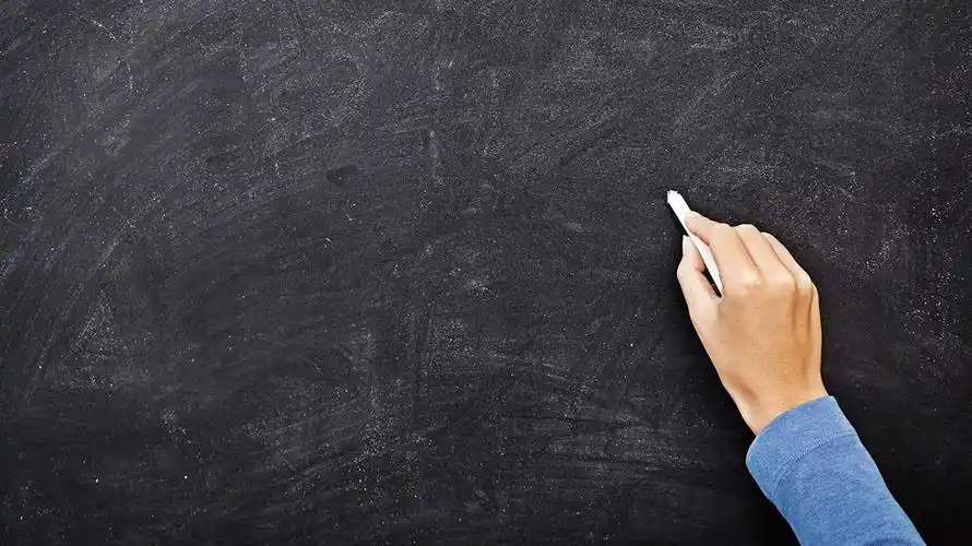 手拿粉笔在黑板写字幻灯片ppt模板素材下载_ppt背景_艾奥云办公室