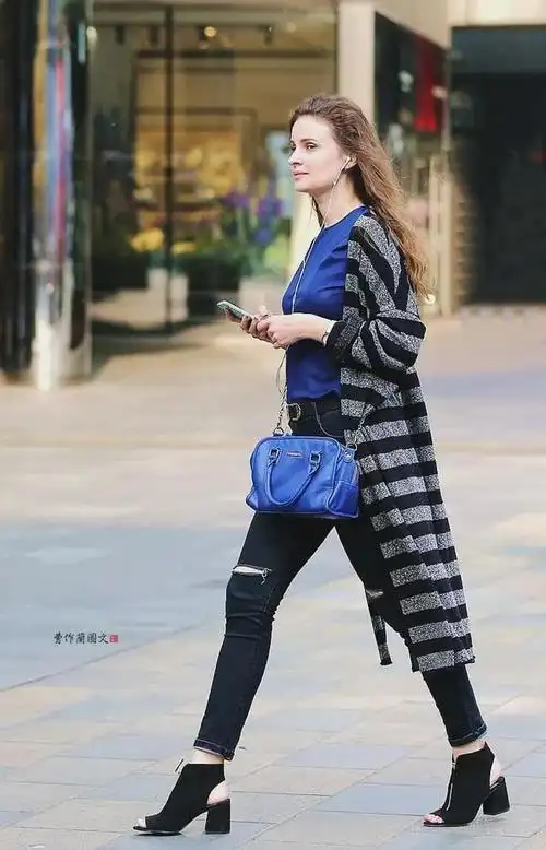 街拍选择鱼嘴口鞋子的美女