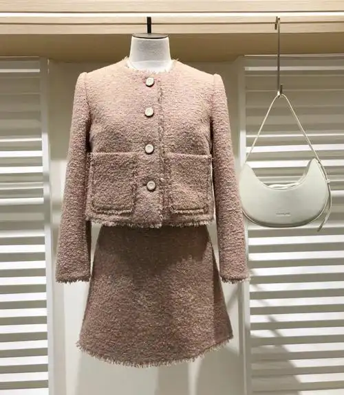 人间香奈儿无法拒绝的云粉色小香风套装