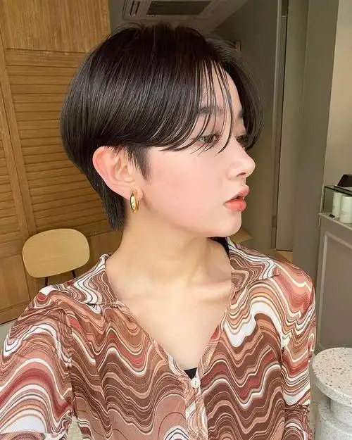 介绍三种最受欢迎的女士发型:搭肩全头卷,微扣锁骨发和精致挂耳短发