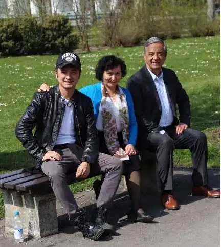 尼格买提微博晒一家三口合照妻子好美何岩柯说儿子更帅些