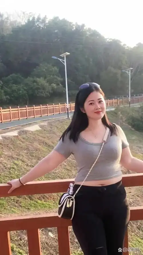 40岁的姐妹总担心穿衣服显胖,但换个思路,微胖也能穿出魅力