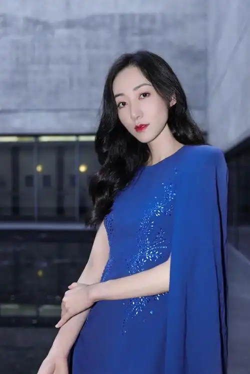 韩雪冷艳气质太加分穿蓝色亮片裙清冷高雅化浓妆更有韵味