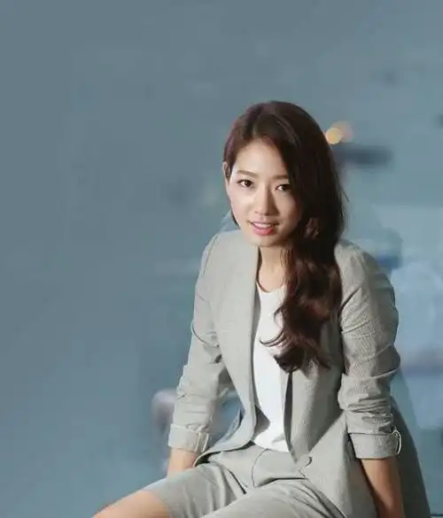 朴信惠脸瘦身材圆润,穿皮裙秀小粗腿,这才是真正的微胖女神