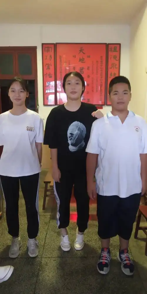 三姐弟拍个照,生怕自己比弟弟妹妹矮,竟然抵起了脚尖,最后还是被大家