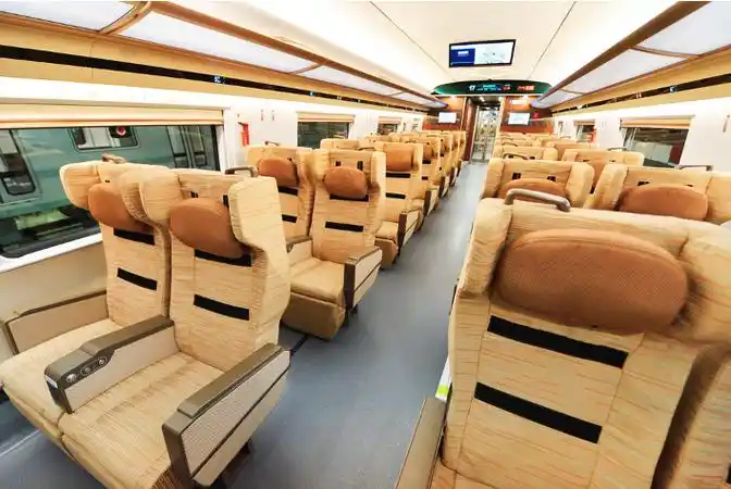 动车一等座的舒适度和服务型很高,是动车最高等级的座位.