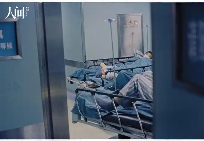 妻子被推进手术等候区,拍摄项目《喜癌》(刘小光摄)