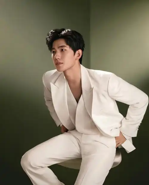 杨洋雅顾光影大片质感#杨洋这套光影大片质感拉满了,雅顾真的把人像