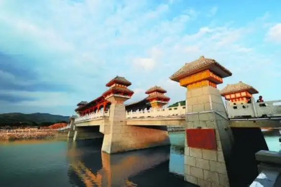 (碧波蓝天里的轩辕桥)