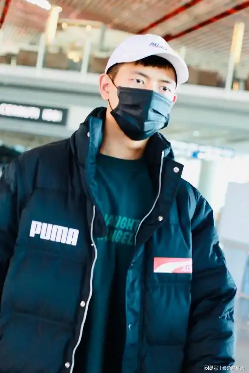 你的"现"男友!李现口罩遮面难掩帅气 拎包赶路步伐潇洒有型