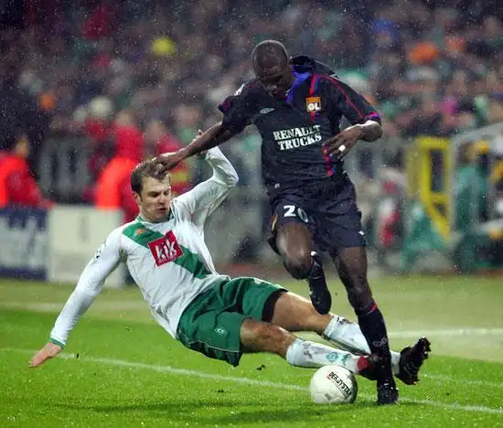 资料图世界杯法国队成员阿比代尔躲过滑铲