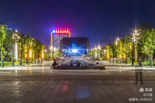 光明广场夜阑珊