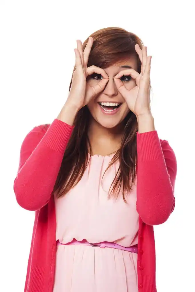 快乐的年轻女人做手势