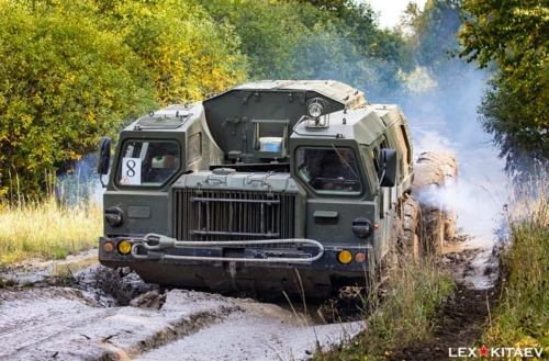 中俄双语 玛兹-543型重卡在越野.
