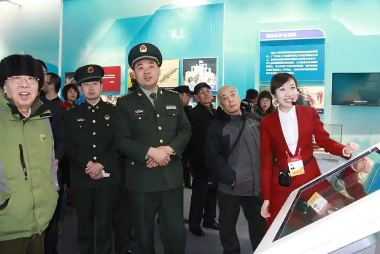 军博解说员杨林曦为部队官兵讲解