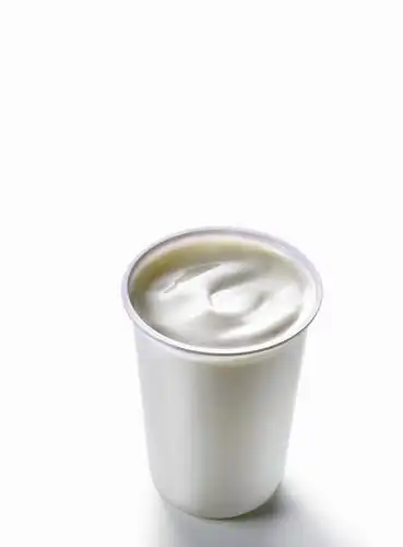 牛奶,无人,竖图,俯视,室内,特写,白天,白色背景,桌面,桌子,杯子,阴影