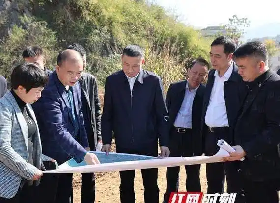 涟源市委副书记,市长邓伟谋(右四)在规划娄底高新区的长远发展.