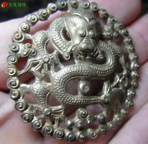 03北洋新军的银帽徽一个錾刻龙