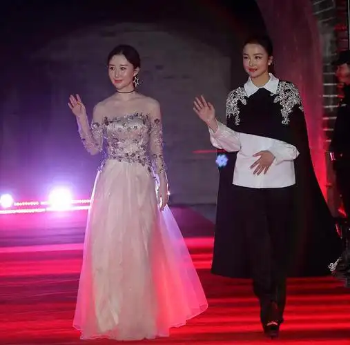 舒畅出席活动遭遇"死亡打光",看起来妆容有点油,幸好自身底子好|礼服