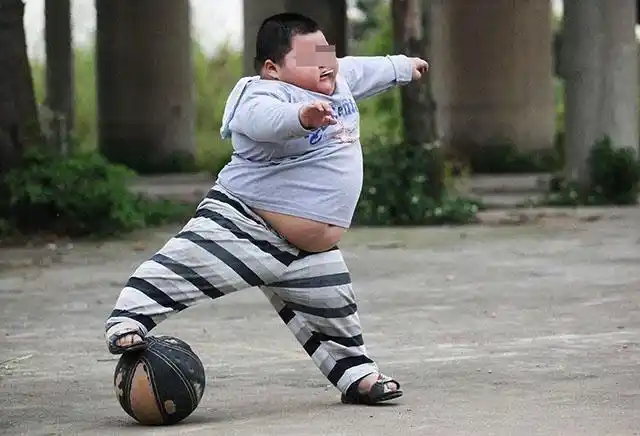 原创孩子过度肥胖原因有三,家长别再给他喂食了,小心孩子被"撑坏"