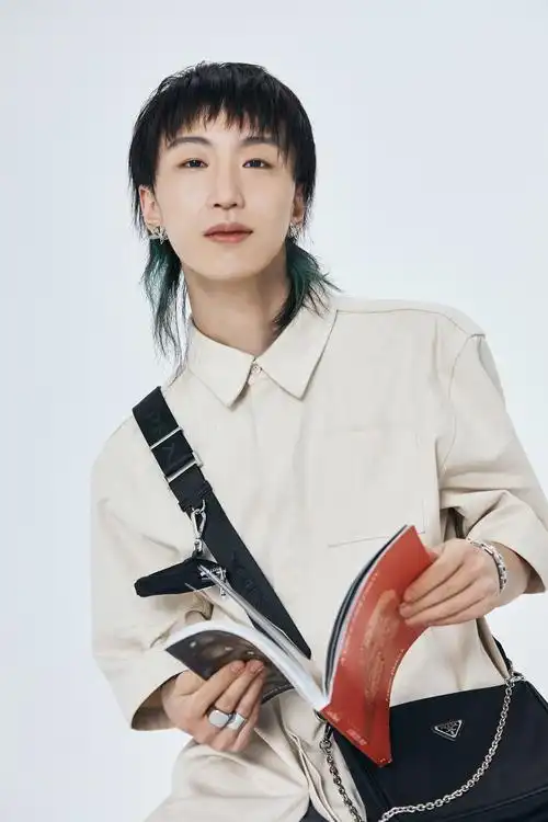 p>kc(左元杰),1995年12月5日出生于广东省广州市,毕业于华东政法大学