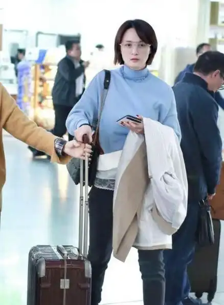 蒋勤勤素颜也惊艳穿一件蓝色卫衣素雅随性气质真不是盖的