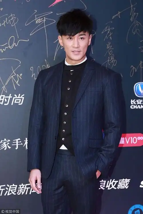 林峰藏蓝色条纹西装 毛呢拼接皮靴英俊潇洒