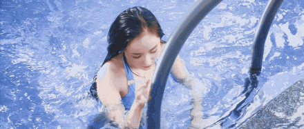 想看幂幂的泳装?美丽动人