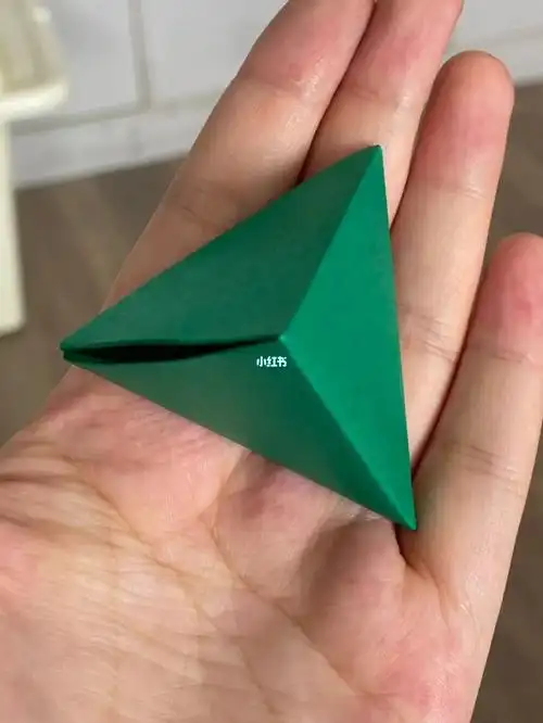 不需要粘贴和绳子折三角体盒子