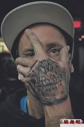 男人手背骷髅纹身图案